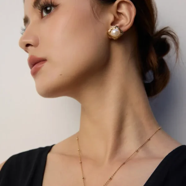 Minimalist Natural Pearl Pendant Necklace 05
