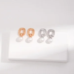 Möbius Pearl Earrings 02