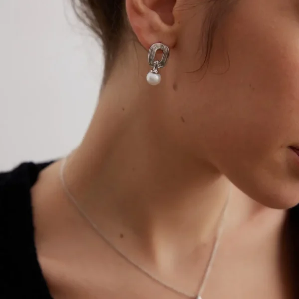 Möbius Pearl Earrings 04