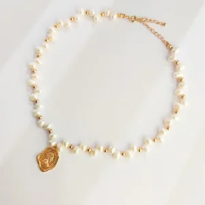 Queen's Seal Pearl Necklace 01