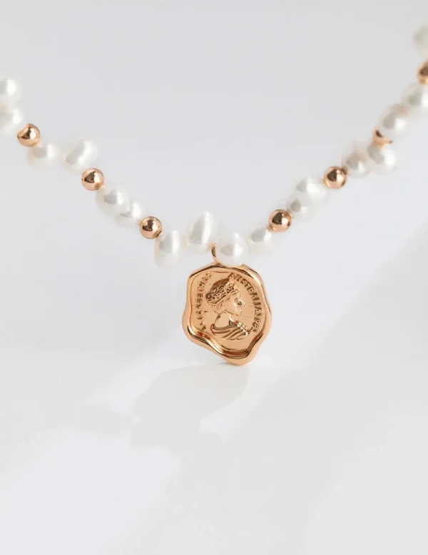 Queen's Seal Pearl Necklace 02