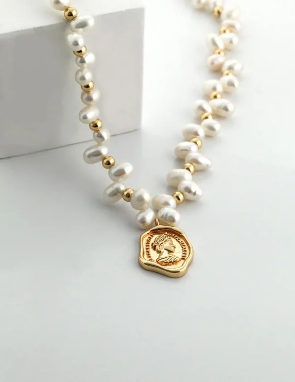 Queen's Seal Pearl Necklace 03