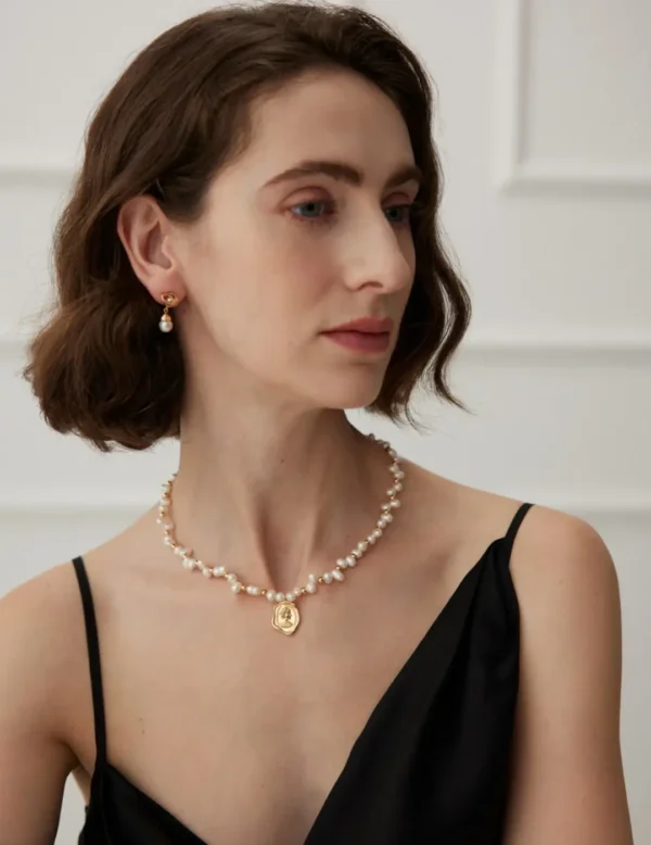 Queen's Seal Pearl Necklace 05
